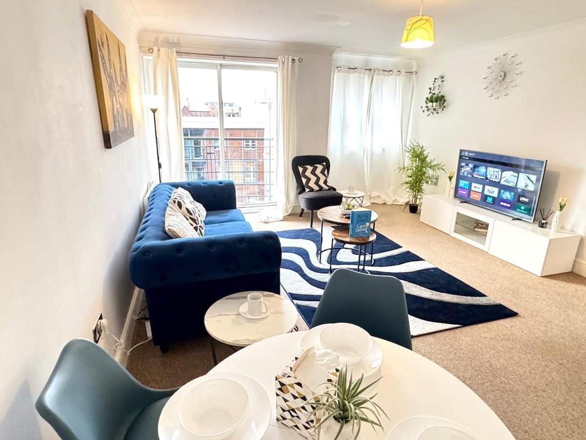 Centre Cozy 1br With Projector Birmingham